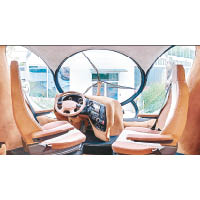 駕駛室的擋風玻璃採用全景式設計，可飽覽窗外景色，並備有兩段式變暗防曬系統。