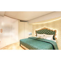 臥室設有King Size床鋪，並透過滑門系統來區隔空間，保留私隱。