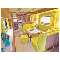 車廂的休息區寬敞，家具用料為昂貴的實木及真皮。