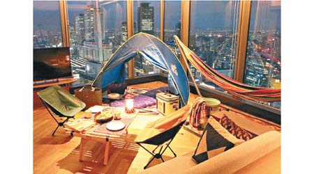 主題酒店房內設置帳篷、吊床及摺椅來營造露營感覺，並讓你可居高臨下欣賞名古屋夜景。