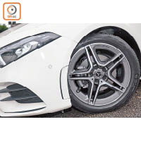 標配18吋AMG輕合金輪圈，配備漆有Mercedes-Benz字樣的銀色前制動卡鉗及通風碟。