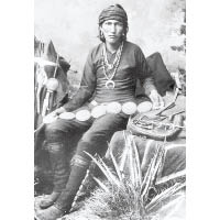 Navajo銀器工匠Atsidi Sani