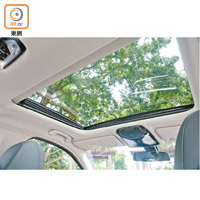 電動天窗屬標準配備，打開遮光板即可令車廂更開揚。