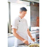 Chef Karl Steele：曾於多間米芝蓮餐廳如荷蘭Bistro De Melodie、The Fat Duck等任職，以英國菜烹調技巧和本地食材融合，再研發創意美食。
