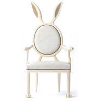 設計師將兔子的長耳特徵融入椅背設計，坐上去如女王登位，很有霸氣！