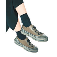 Y’s聯名版本G.O.P. Lows與今年2月推出的Yohji Yamamoto聯名版本G.O.P. Lows一樣以快速繫帶系統「FITGO」取代傳統鞋帶，但就删減鞋面沿邊披口細節及鞋頭改為印上「Y’s xVESSEL」字樣。