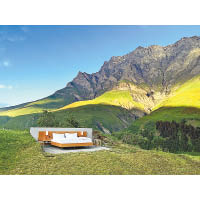 酒店位於海拔約1,970 米高的瑞士阿爾卑斯山區，可以360度無死角欣賞美景及滿天繁星。