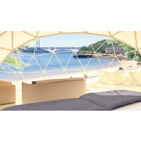 帳篷正前面採用透明設計，任何時候都可以欣賞瀨戶大橋美景。
