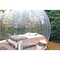 「氣泡」內附設暖氣及大床，如果要沐浴、去廁所、煮飯等就要到附近的共用小屋。