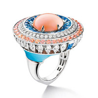Perspectives de Chaumet Lux白金戒指鑲嵌6.63卡蛋形切割粉紅珊瑚、長階梯形切割海藍寶石、明亮式切割鑽石及綠松石（A）