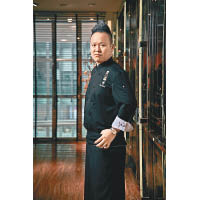 張嘉裕師傅曾在本地及北京、上海和內蒙古等地工作，擅長研發新菜式，現為中環一間高級中菜食府行政總廚。