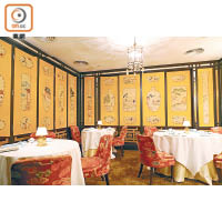餐廳VIP房用上人手繪製及刺繡的牆紙，古色古香。