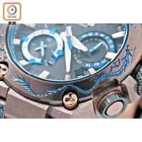 錶圈右方有金屬工匠小林正雄以人手雕刻方式加入的龍躍飛天圖案。