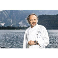 Chef Marco Sacco早年喜歡周遊列國學廚藝，後來回意大利開設餐廳，旗下餐廳Piccolo Lago在2007年獲得米芝蓮二星。