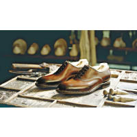 系列鞋款都經過260道工序完成，由專業鞋匠耗費6個多小時手工製成，根據鞋楦製作的鞋面亦需4日。