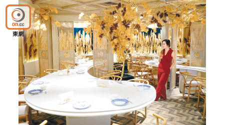以中國神話蓬萊山作設計主題的中菜廳，設置的9米長波浪形長枱，城中少見。