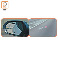 拍攝車額外加裝了盲點偵察系統（左）及HUD抬頭顯示器（右），前者有助提醒駕駛盲點位；後者可顯示車速、路面限制及車道偏離警示。