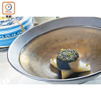 諾曼第海扇貝配福岡白蘿蔔及昆布汁<br>入口軟腍的Alverta Tsar Imperial魚子醬與軟身扇貝搭配，口感一致。
