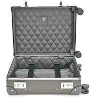 限量700個的碳纖維行李箱，於絎縫內層更繡上印有限量編號xxx/700的皮牌。