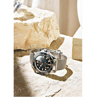 除了腕錶本身搭配的軍用尼龍錶帶，顧客亦可選配鈦金屬網紋鏈帶 $76.5萬（B）