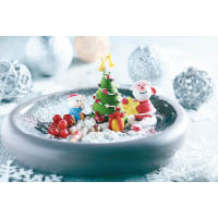 迷你聖誕樹<br>開心果慕絲聖誕樹內是柚子果凍和海綿蛋糕，底層是朱古力布朗尼和杏仁餅，很有雪地花園的感覺。
