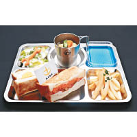 餐單呈現《機》的世界觀，這款是阿寶的專用午餐，售¥1,430（約HK$106）。