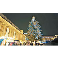 25米高的聖誕樹有多達4萬顆聖誕燈飾，是聖誕市集的亮點之一。