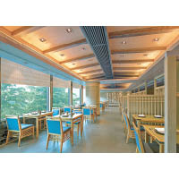 餐廳以簡約和風設計，窗外一片翠綠。