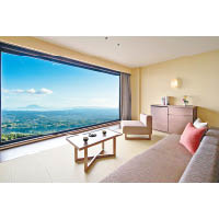 界 霧島所有客房均設有大玻璃窗，可眺望櫻島及霧島高原景色，帶來視覺享受。