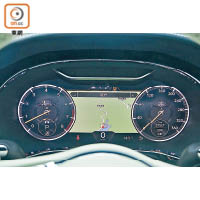 軚盤前方的數碼儀錶板，能清晰顯示行車資訊，並對應導航系統顯示實時行車地圖。