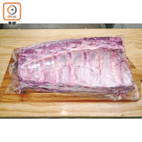 牛肉經真空包裝，在指定溫度進行濕式熟成，可保留肉汁和加強柔軟度。
