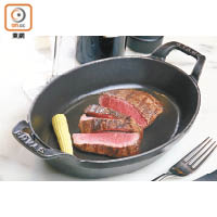 美國Prime Grade黑毛安格斯New York Flat Iron肩膀位置的牛肉，結實而脂肪略少，適合濕成約24至28日。