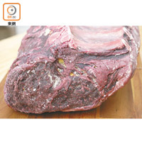 經乾式熟成的牛肉，會抽去部分水分，外表會變得乾爭爭，肉的顏色亦較深。