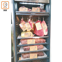 牛肉不用包裝，會直接放入乾式熟成櫃進行熟成。