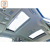 特大濾光雙電動天窗屬標準配備，只要打開遮光板便能為車廂帶來開揚感。