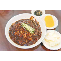 韓國單身人士會吃黑色的炸醬麵來應節。