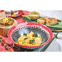 南瓜粟米燴薏米飯<br>薏米飯上有牛油南瓜蓉、枝豆、粟米、炸羽衣甘藍及帕爾馬芝士脆片，用料豐富，更是奶蛋素的菜式。