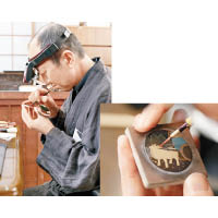 蒔繪錶盤均出自具有百年歷史的山田平安堂工坊，由漆藝大師小泉三教親自繪製。