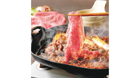 最能嘗到松阪牛真味的烹調方法是壽喜燒，汁醬有助提升肉香味。