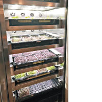 餐廳內有小型溫室櫃，種植菜苗和香草作自家使用。