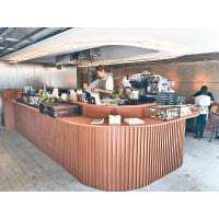 1樓咖啡廳採用開放式的U型吧枱，簡單設計減少了不必要的裝飾。