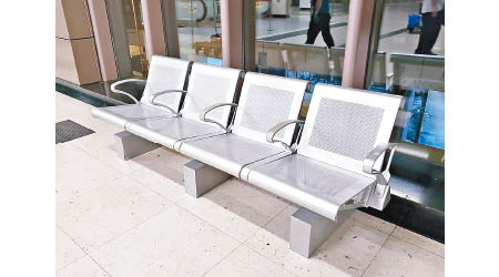 港鐵公司車站內不斷增設座位，照顧「老友記」需要。