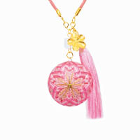 設計師希望留住春日賞櫻的美好回憶，因而推出一系列櫻花手鞠球掛飾，好讓燦爛的櫻花可以常伴身邊。