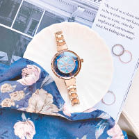 寶藍色系手錶以夜櫻為設計靈感，散發出一陣浪漫氣息。