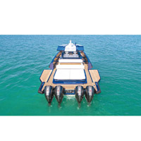 船尾採用側開式舷牆翼板，可用來開Party，或存放水上玩意。