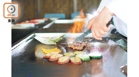 猶如華麗炫目烹調Show般的日式鐵板燒，能保留食材的原味道。