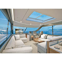 三面舷窗配上天窗設計，大大加強了駕駛區與聚會空間的採光度與開揚度。