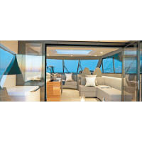 坐擁無敵海景的上層飛橋，布置舒適，很適合熱愛於海洋馳騁的豪客。