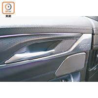 鑲有GT字樣鋁質飾件的後排門板，配以格紋炭灰色內飾及車廂氣氛燈，充滿動感。