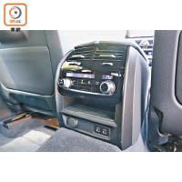 配備四區獨立恒溫冷氣系統，後排乘客可自設合適溫度；還可透過下方的雙USB-C插座為手機等裝置充電。